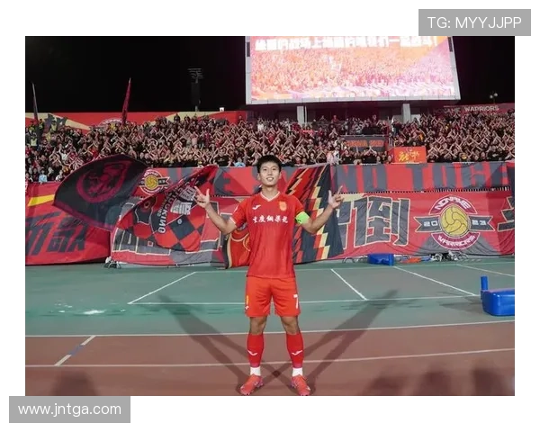 向余望连续三场进球再度闪耀半转身扫射助铜梁龙迎来赛季第十七球 向余望连续三场进球再度闪耀半转身扫射助铜梁龙迎来赛季第十七球