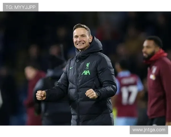 超过600人参加前利物浦女足主帅马特告别仪式 瞻仰其辉煌执教生涯 超过600人参加前利物浦女足主帅马特告别仪式 瞻仰其辉煌执教生涯